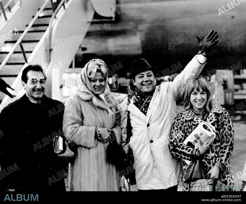 Tony dallara. claudio villa. aura d'angelo. wilma goich. airport. new york. 60s. (Photo by: Marka/Universal Images Group via Getty Images).