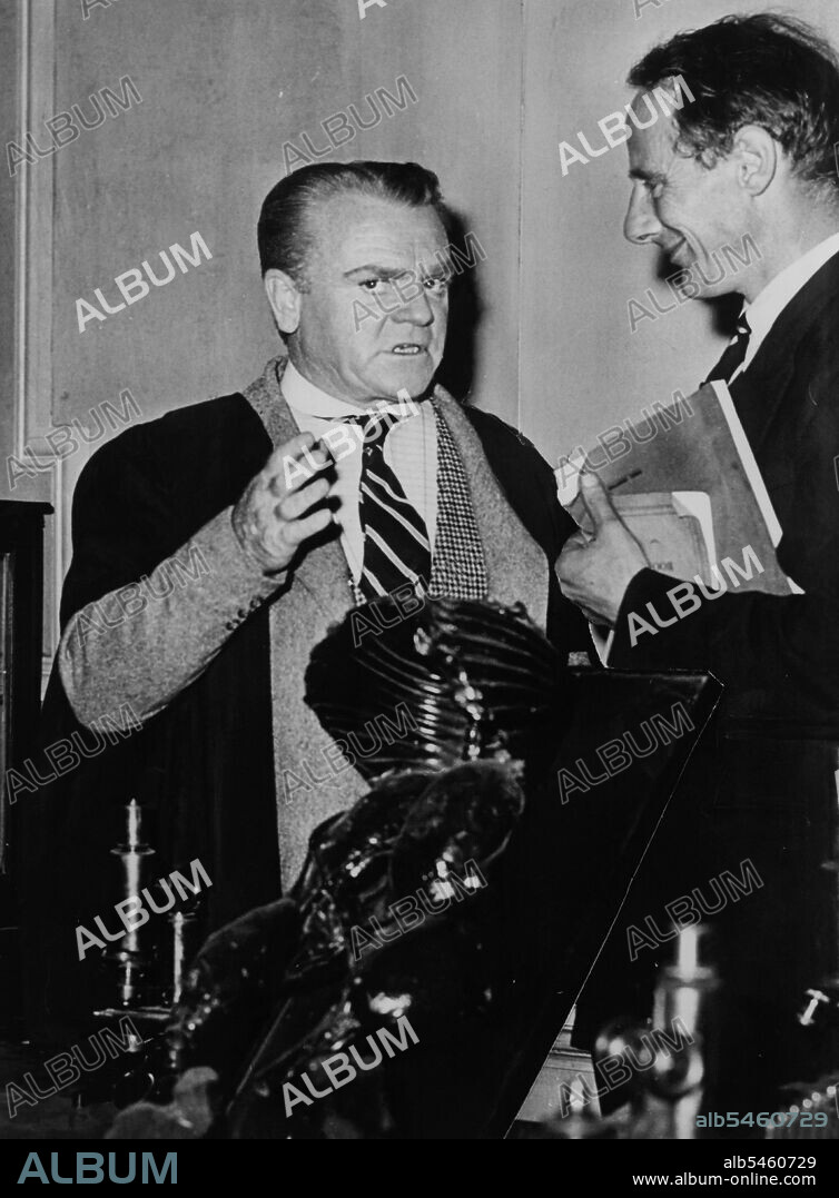 James Cagney (1899-1986), actor estadounidense, junto al director Michael Joseph Anderson (1920-2018), en 1958.