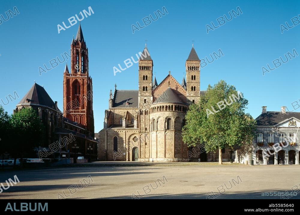 Maastricht, Vrijthof (Freihof) / St. Servatius und St. Johannes © Florian Monheim Filmsize: 6 × 9 cm.