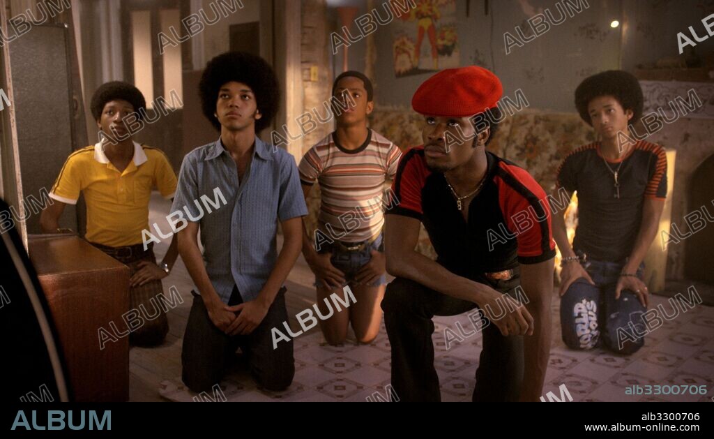 JADEN SMITH, JUSTICE SMITH, SHAMEIK MOORE, SKYLAN BROOKS und TREMAINE BROWN JR. in THE GET DOWN, 2016, unter der Regie von BAZ LUHRMANN. Copyright BARZMARK FILMS/SONY PICTURES TELEVISION.