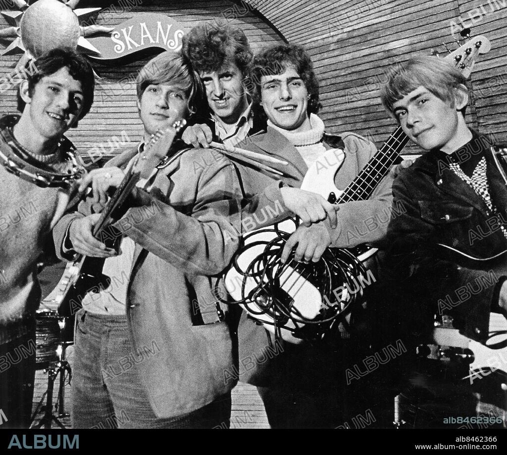 STOCKHOLM 1966. Svenska popbandet Maniacs från Enköping, med fr. v. Tommy Körberg, Irre Wallström, Bo Gyllander, Leif Gyllander och Örjan Englund på Sollidenscenen på Skansen i Stockholm 1966 i samband med Sveriges radios talangtävling i programmet Opopoppa.. Foto: Freddy Lindström / TT / Kod: 1047.