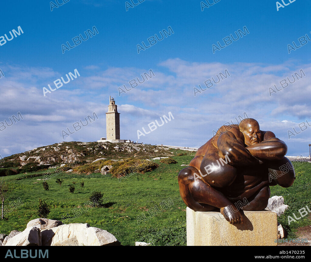 GALICIA. A CORUÑA. Vista de la ESCULTURA DE "CARONTE", guardián de los infiernos, realizada en bronce por el escultor gallego Ramon CONDE (Ourense, 1951). Está situada en el PARQUE ESCULTORICO que rodea la Torre de Hércules, construído a partir de 1995 a raíz del desastre del "Mar Egeo". España.