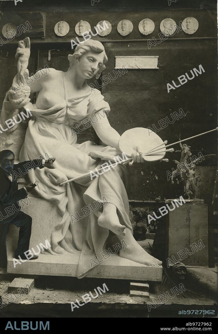 Madrid, 1905. Las escultura del Palacio de los Ministerios de Instrucción y Obras Públicas. En la imagen, «La pintura», obra de Querol.