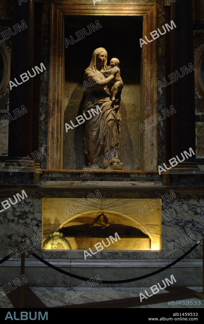 ARTE RENACIMIENTO. ITALIA. RAFAEL (Raffaello Santi o Sanzio) (1483-1520). Pintor italiano. TUMBA DE RAFAEL en el Panteón de Agripa. Roma.