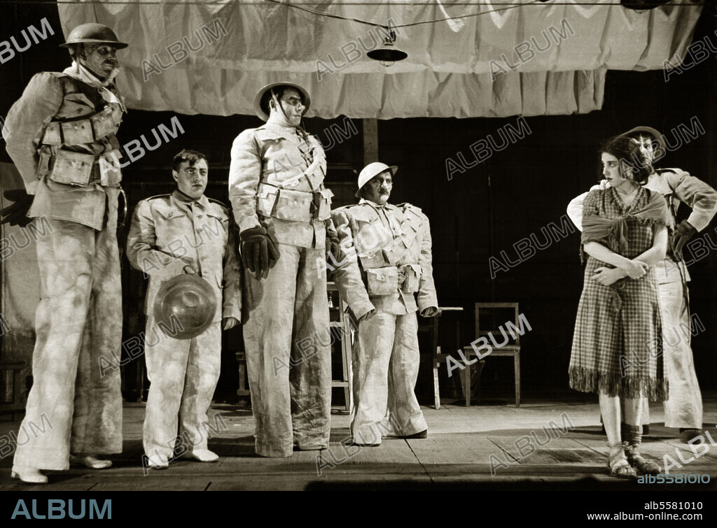 Brecht, Bertolt, 10/2/1898 - 14/8/1956. Works: "Mann ist Mann" (Man is Man; comedy). Photo from a production at the Schauspielhaus am Gendarmenmarkt, Berlin, 1931. Production: E.Legal / B.Brecht. L. to r.: T.Lingen (Uria Shelley), P.Lorre. (Galy Gay), W.Heinz (Polly Baker), A.Granach (Jesse Mahoney), E.Worodin. (Galy Gays Frau), P.Wildt (Ch. Fairchild).