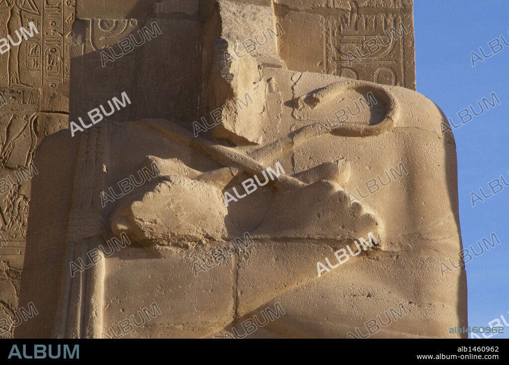ARTE EGIPCIO. EGIPTO. TEMPLO MORTUORIO DE RAMSES II o RAMESEUM (RAMESSEUM). 19 Dinastía. Imperio Nuevo. Siglo XIII a. C. (Necrópolis de Tebas). Valle de los Reyes. Ribera occidental del Río Nilo. Detalle de uno de los pilares osíricos del templo.