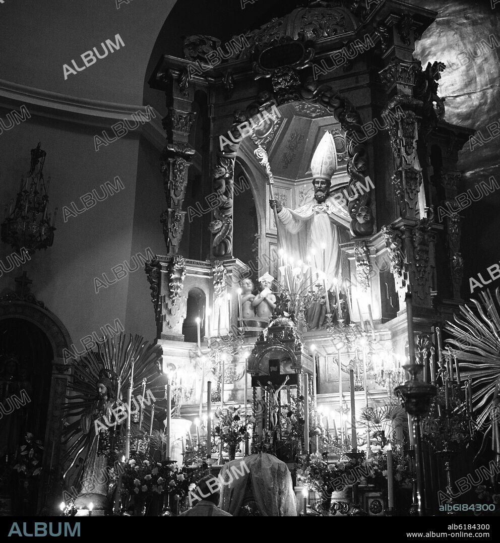 RAFAEL GARCIA IRUROZQUI (S XX). ESTATUA DE SAN NICOLAS EN EL ALTAR MAYOR - FOTOGRAFIA EN BLANCO Y NEGRO - AÑOS 60.