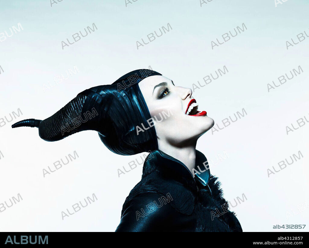ANGELINA JOLIE en MALEFICA, 2014 (MALEFICENT), dirigida por ROBERT STROMBERG. Copyright MOVING PICTURE COMPANY.
