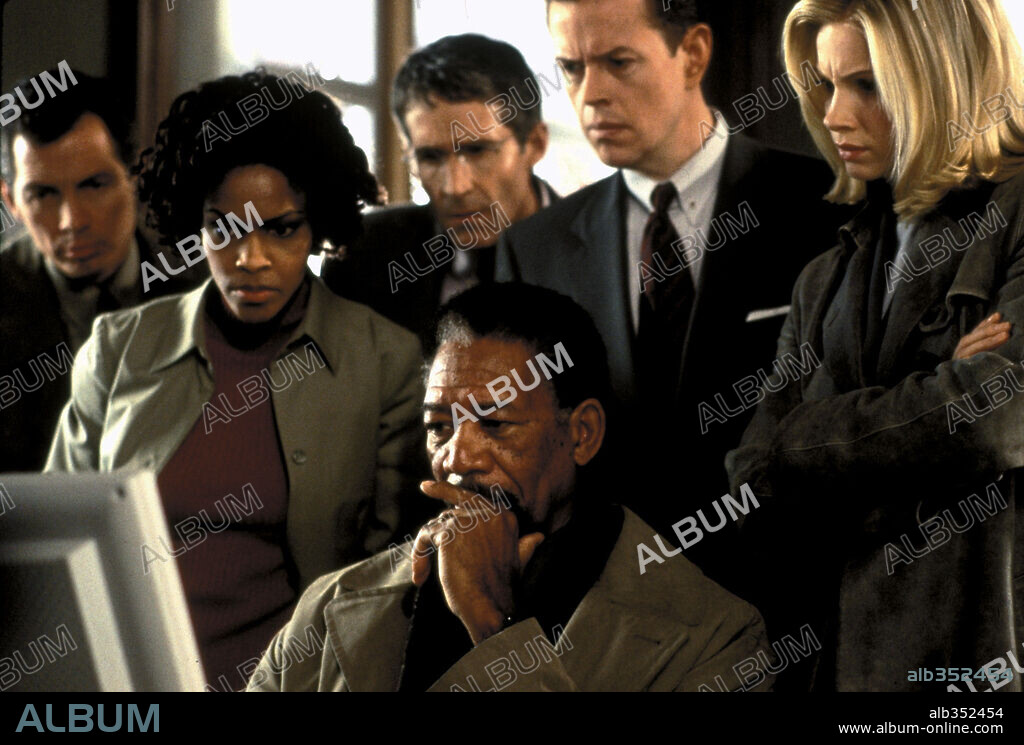 MONICA POTTER and MORGAN FREEMAN in ALONG CAME A SPIDER, 2001, directed by LEE TAMAHORI. Copyright PARAMOUNT PICTURES / LEDERER, JOSEPH.