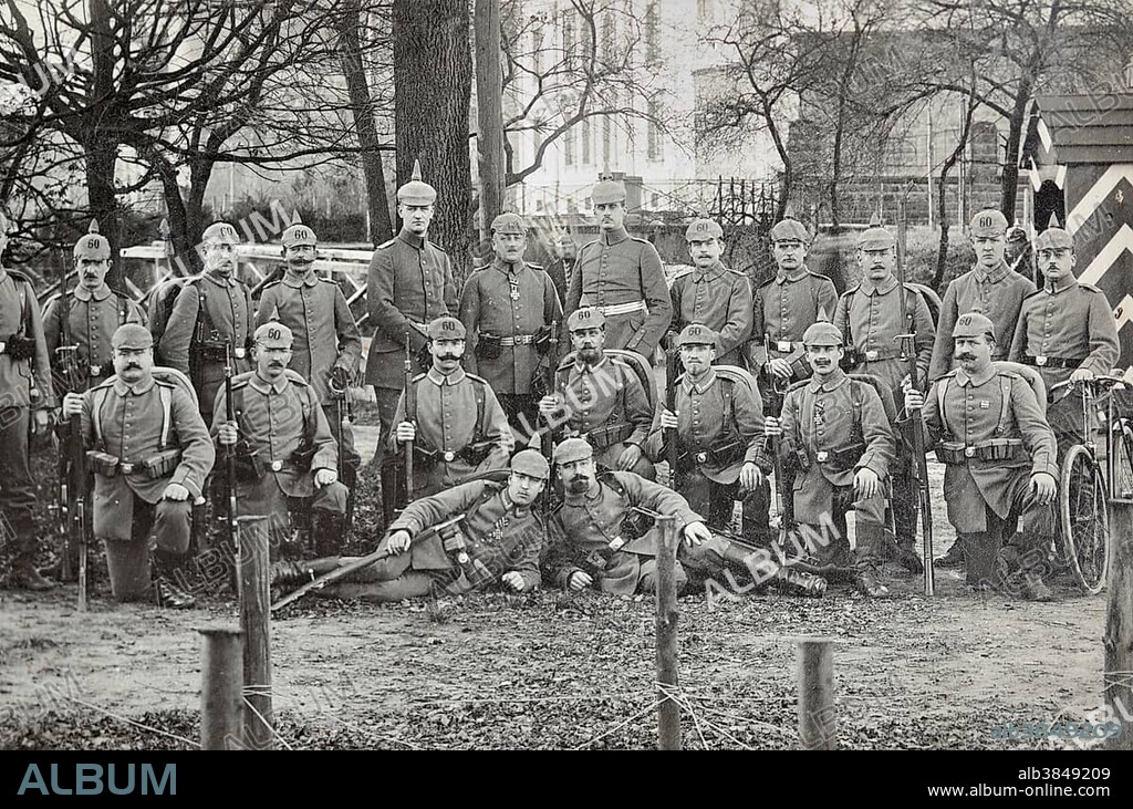 Group picture, Prussian soldiers, 60th Prussian Infantry Regiment, a messenger with a bicycle on the right, at the outbreak of World War I, around 1914, Weissenburg, Wissembourg, Weissenburg, Wissembourg, Département Bas-Rhin, Alsace, France