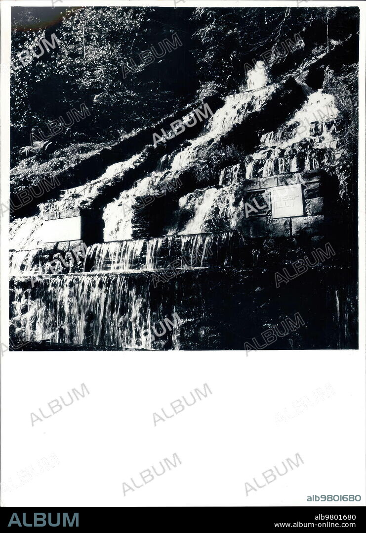 1950. Xueu Basin, the one with the most lush vegetation in the Valley. Fountain of Gresillo in the vicinity of the great waterfall of the Ojos del Xueu. In your vicinity, in your time, there are countless Exquisite Strawberries.