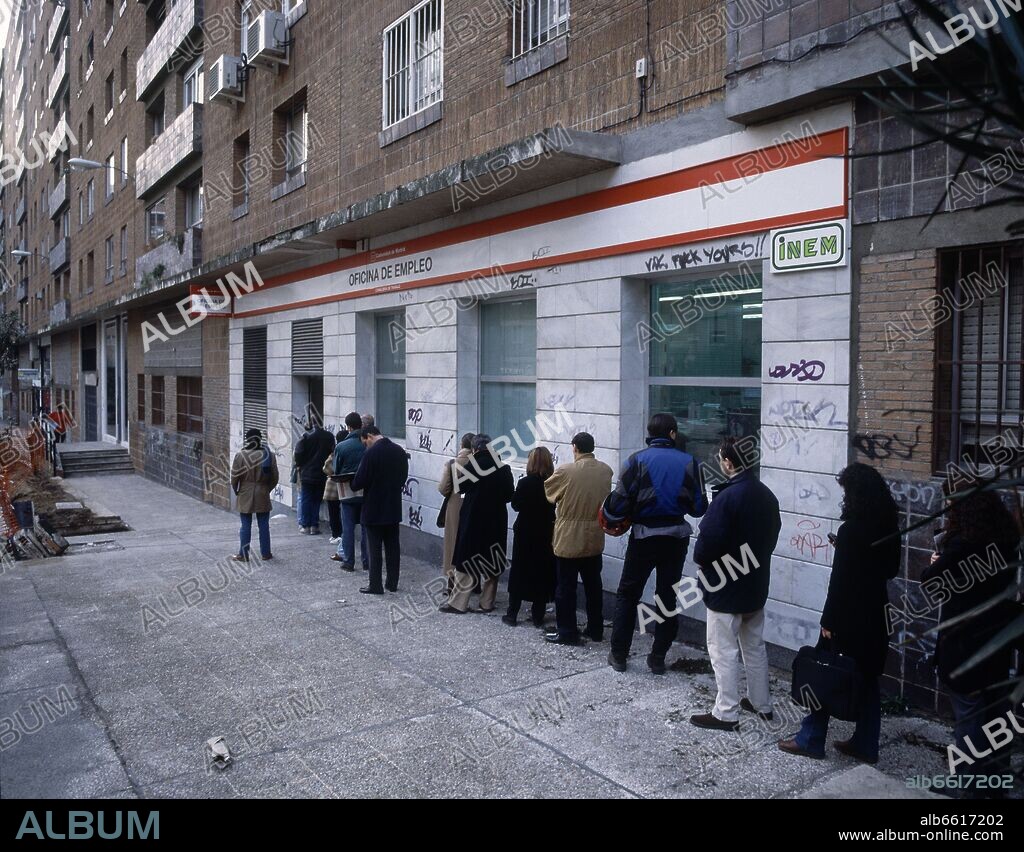 GENTE HACIENDO COLA EN UNA OFICINA DEL INEM.