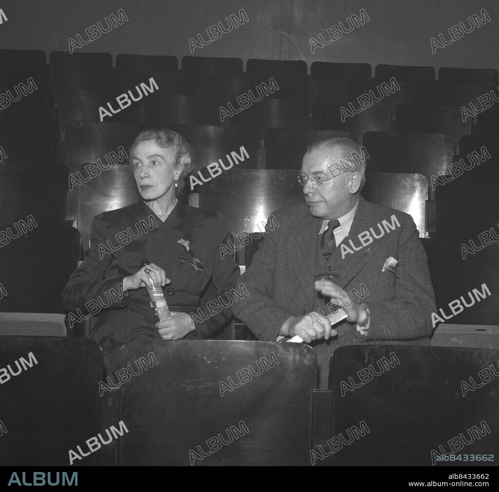 Göteborg 1946-11-02 - Pauline Brunius sitter i en salong - . Emma Maria Pauline Brunius, född Lindstedt 10 februari 1881 i Stockholm, död där 30 mars 1954, var en svensk skådespelare, manusförfattare, regissör och teaterchef. *** Local Caption *** GT Låda Krep 2013-03. KAMERAREPORTAGE.