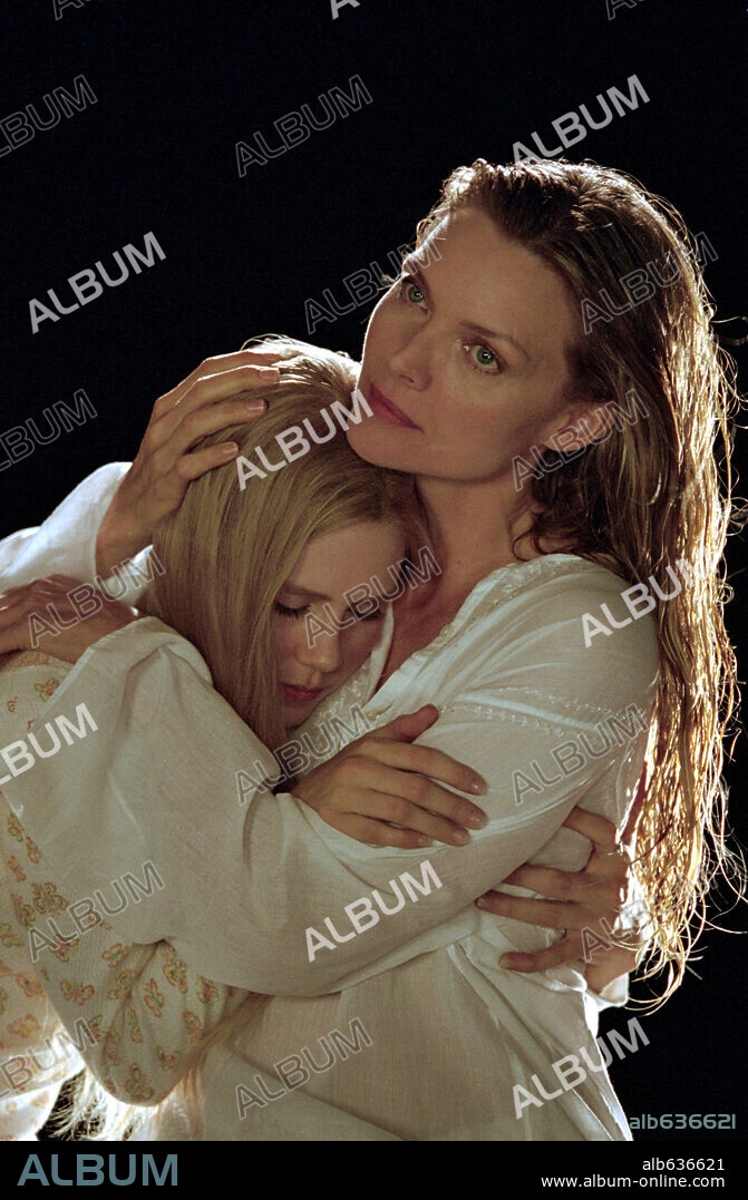 ALISON LOHMAN and MICHELLE PFEIFFER in WHITE OLEANDER, 2002, directed by PETER KOSMINSKY. Copyright WARNER BROS. PICTURES / ZINK, VIVIAN.