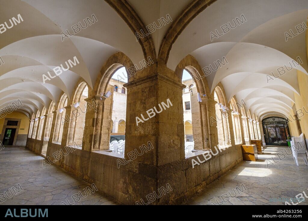 claustro, convento de Sant Francesc, Inca, Mallorca, balearic islands, Spain.