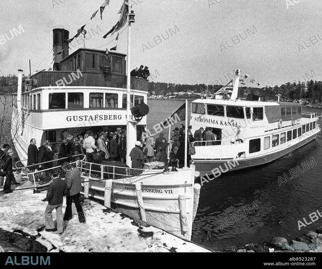 Stockholm 1976-04-29. Skärgårdstrafiken. Gustafsberg VII och Strömma kanal vid en brygga i Stockholms skärgård. Foto: Örjan Björkdahl / DN / TT / Kod: 7. ** SvD OUT **.