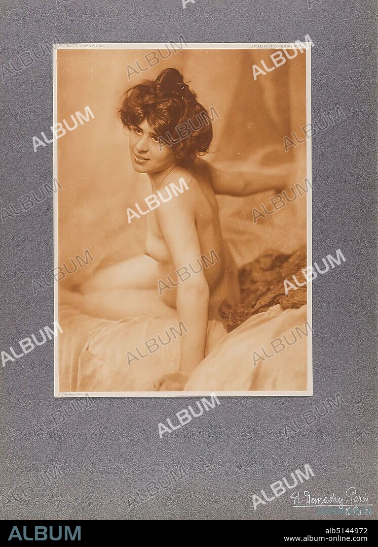 Robert Demachy, Martin Oldenbourg (Berlin), nude study, Japan paper, cardboard, heliogravure, picture size: height: 23,00 cm; width: 16,80 cm, inscribed: recto: R. Demachy, Paris - K.Ph. 00, Teaching Collection of the State Picture Library Hamburg, inscribed: in print top left: Die Kunst in der Photographie 1900, artistic photography, portrait photography, full-length portrait, young woman, girl, sitting female nude.