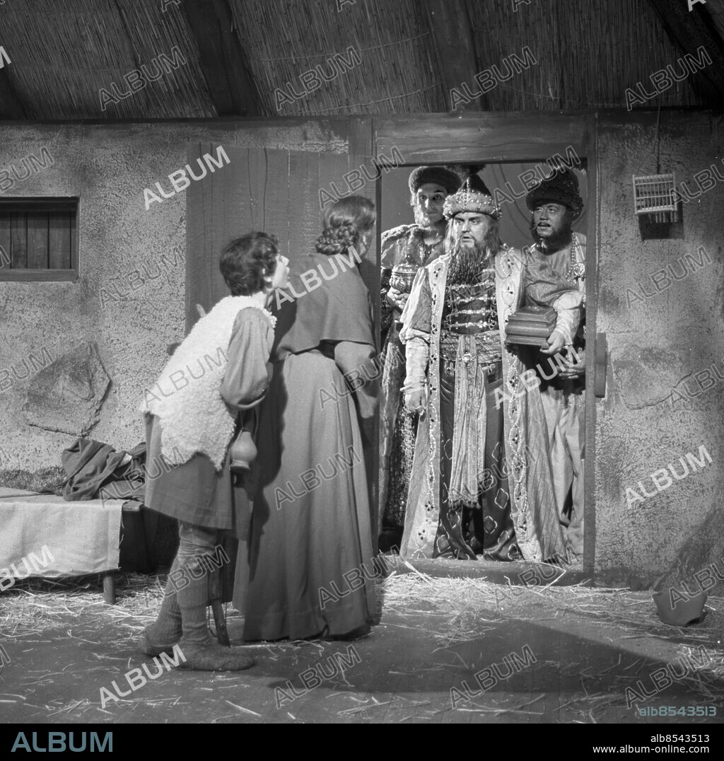 ARKIV STOCKHOLM 1955-12-25. De tre vise männen som spelas av operasångarna Bernhard Sönnerstedt (3:a fr. v.) som kung Melchior, Gösta Björling (4:a fr. v.) som kung Kaspar och Sven-Erik Jacobsson (t. h.) som kung Balthazar står i dörren till Amahl och hans mor som spelas av gossopran Christer Olsson (t. v.) och mezzosopranen Bette Björling (2:a fr. v.) i televisionsoperan Amahl och de nattliga besökarna, skriven av Gian-Carlo Menotti. Regi Else Fisher. Programmet sändes första gången 1955-12-25.. Foto: Jarl Ekenryd / SVT / Kod: 5600. RiR 12351 / Sv/v negativ.