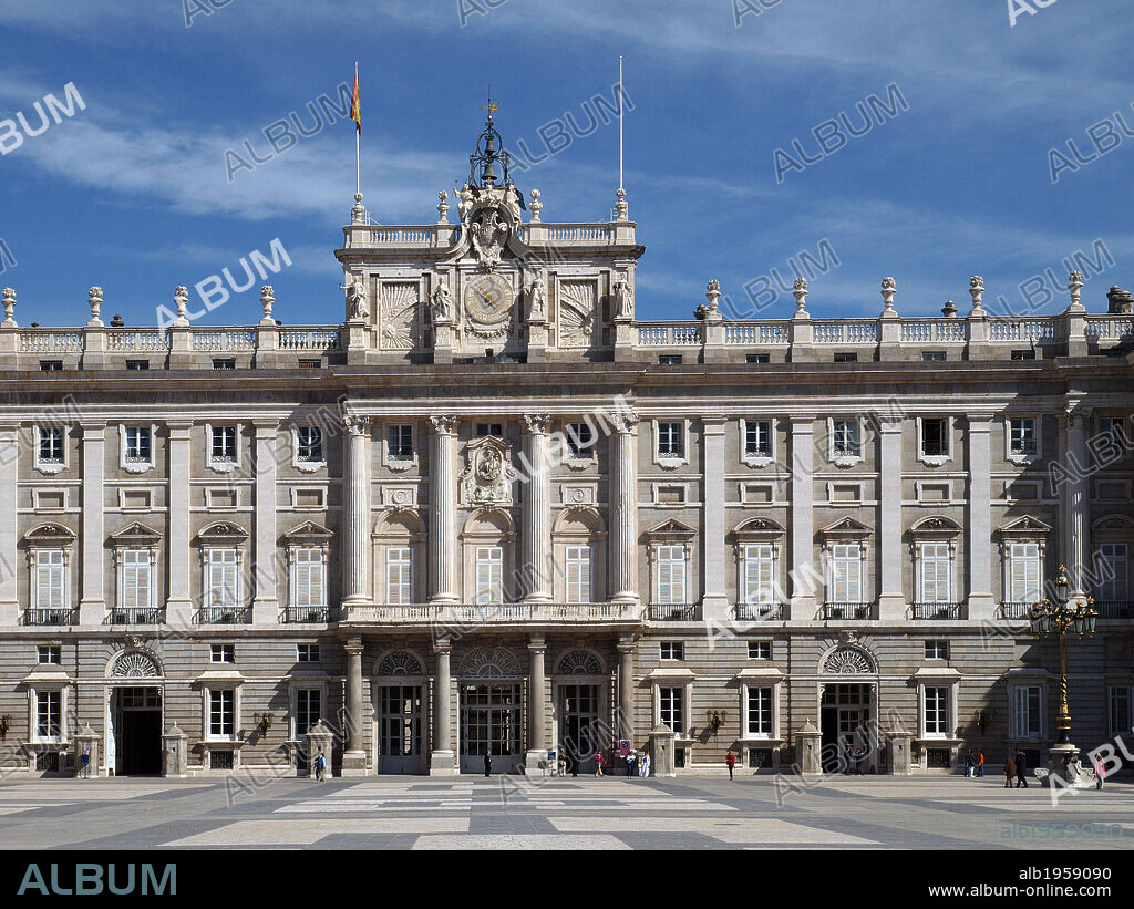 MADRID. Vista de la FACHADA del PALACIO REAL construido entre los años 1738 y 1760 por orden de Felipe V por el arquitecto Giambattista SACCHETTI. El edificio es de planta cuadrada con un gran patio central y torreones en los ángulos y los centros. España. PATRIMONIO NACIONAL.