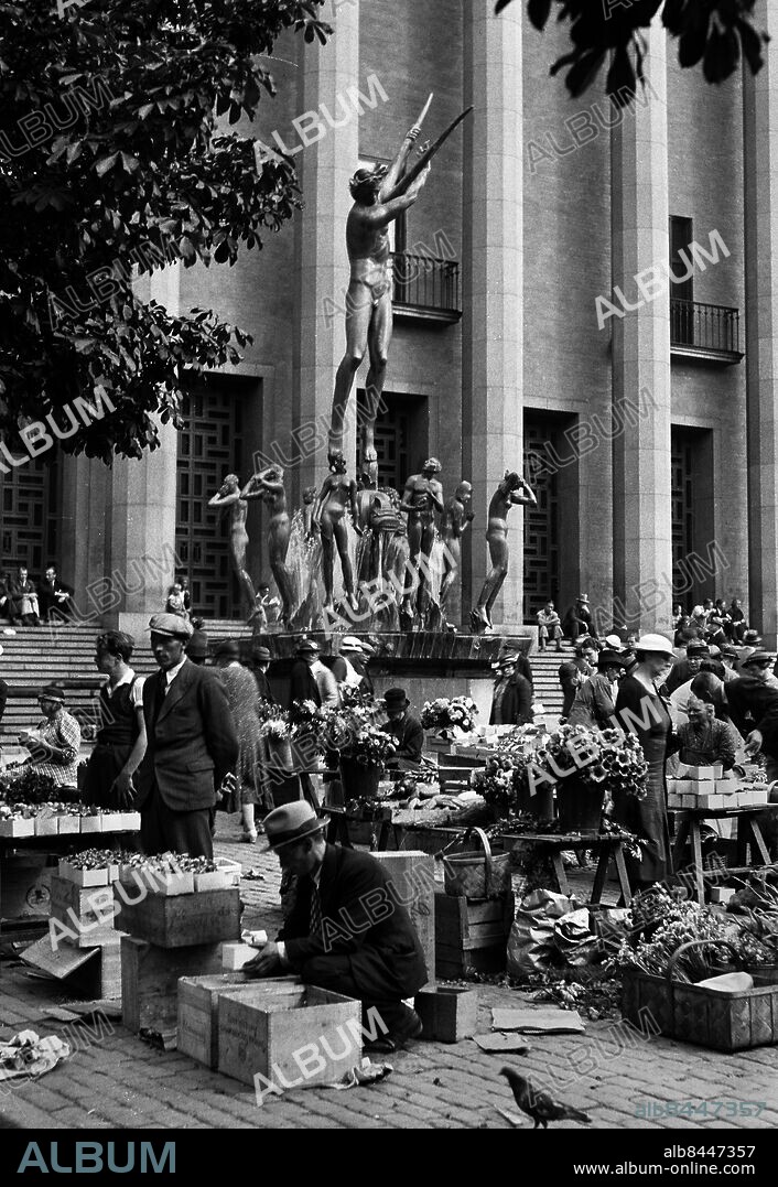 ARKIV 1938. Grönsakshandel på Hötorget framför Konserthuset och Carl Milles skulptur Orfeus.. Trade market at Hötorget in front of the Concert Hall and Carl Milles sculptor "Orfeus".. Foto: TT Historical/1900. Scanpix Sweden.