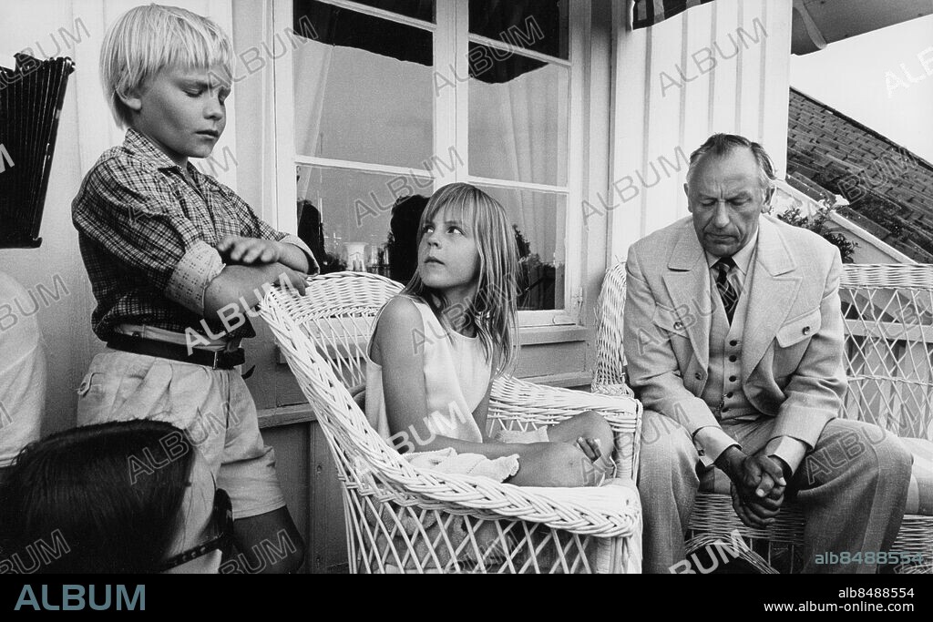 1973.. Orig. bildtext... Den vita stenen Ulf Hasseltorp, Julia Hede, Ulf Johansson. Anm. Korgstolar Knäppta händer Skådespelare Slutna ögon Publ. i Etermediernas bok Barnens röster sid.211 CD304 persons: ULF JOHANSSON;JULIA HEDE;ULF HASSELTORP sites: SVERIGE.