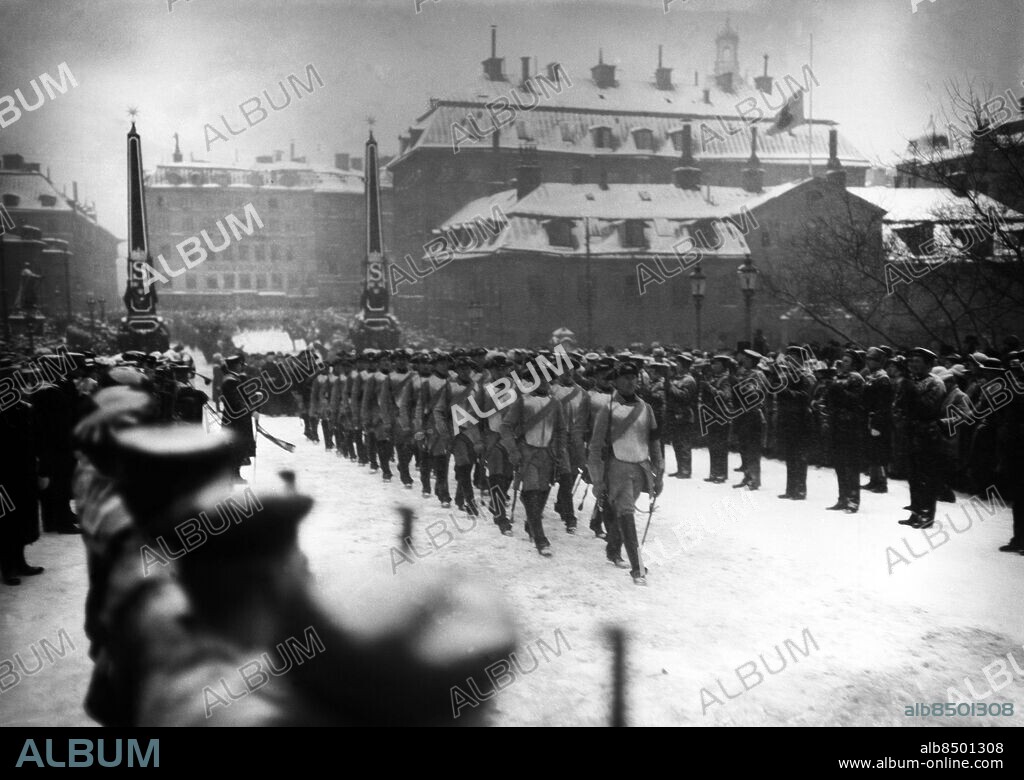 ARKIV 1913 . Kungens drabanter paraderar vid änkedrottningen Sofias begravning. Sofia av Nassau var gift med Oscar II.. Swedish queen Sofia's funeral.. Foto: TT / Kod 1900.