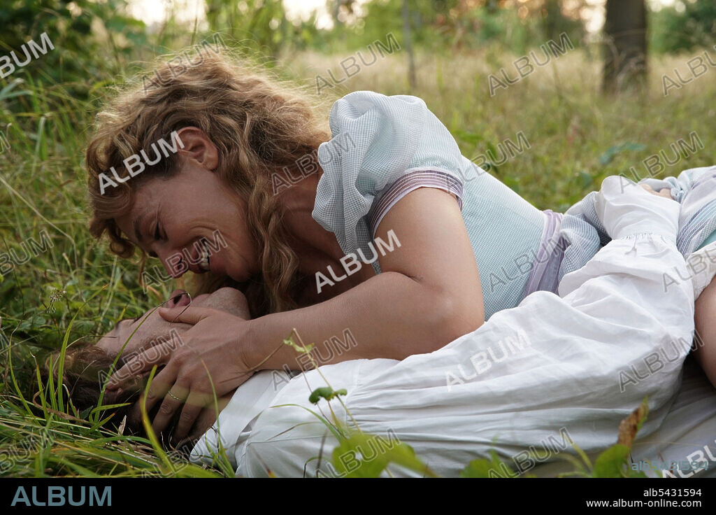 CECILE DE FRANCE in LOST ILLUSIONS, 2021 (ILLUSIONS PERDUES), directed by XAVIER GIANNOLI. Copyright Curiosa Films / Gaumont.