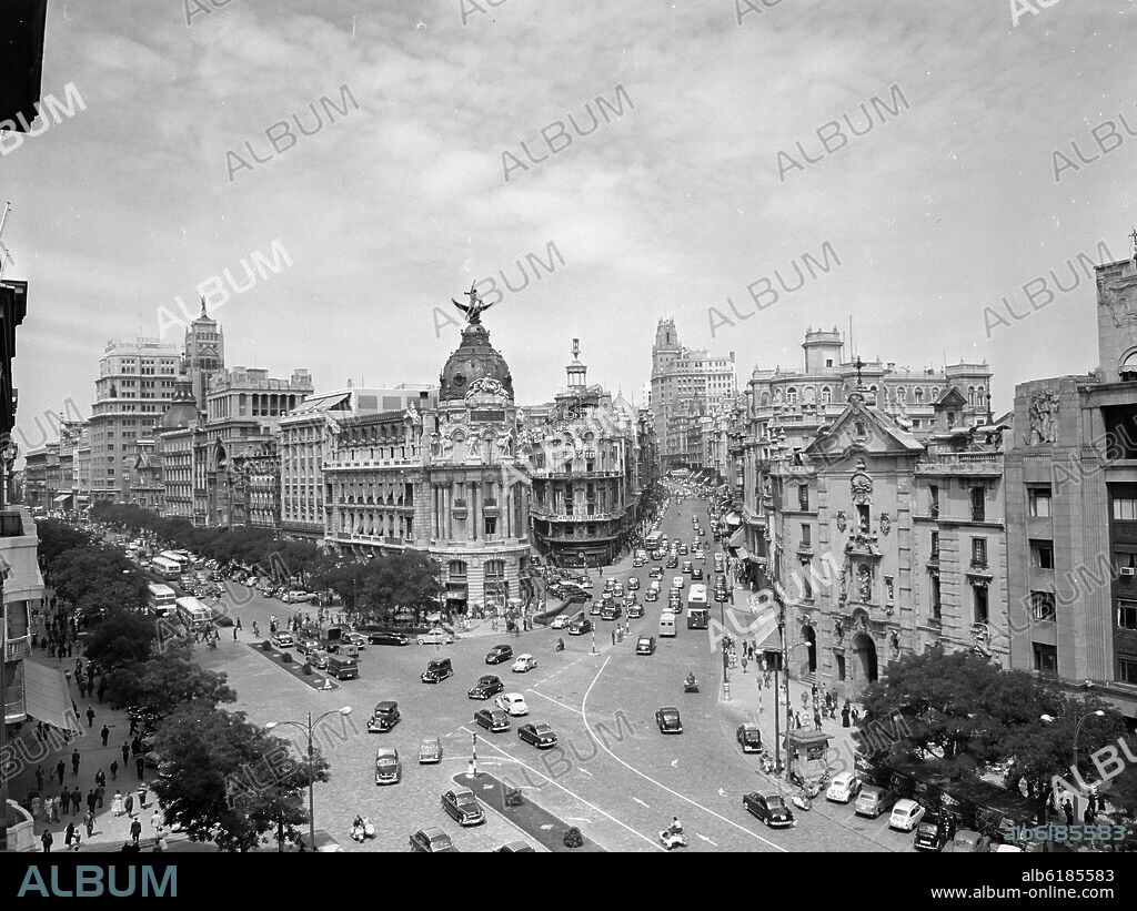FOTOGRAFIA EN BLANCO Y NEGRO DE LOS AÑOS 50 DE LA CALLE ALCALA Y CALLE GRAN VIA.