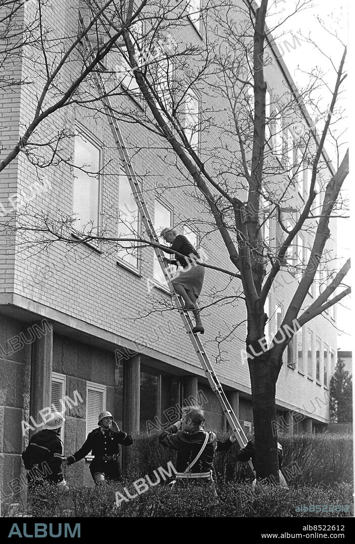 STOCKHOLM 1975-04-24. Västtyska ambassaden i Stockholm under terroristorganisationen Rote-Armee-Fraktions (Baader-Meinhof) ockupation. Här räddas några ambassadstjänstemän ut på baksidan med hjälp av en stege. Foto: Per Kagrell / EXP / TT / kod 26. ** AFTONBLADET OUT **.