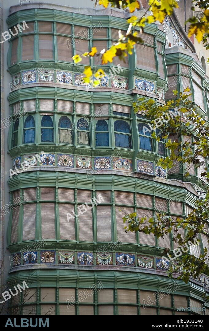 Casa Comalat, edificio modernista situado en el número 442 de la avenida Diagonal y con fachada posterior en el número 316 de la calle Córcega en Barcelona, siendo un proyecto del año 1906 efectuado en 1911 por el arquitecto Salvador Valeri i Pupurull (1873-1954).