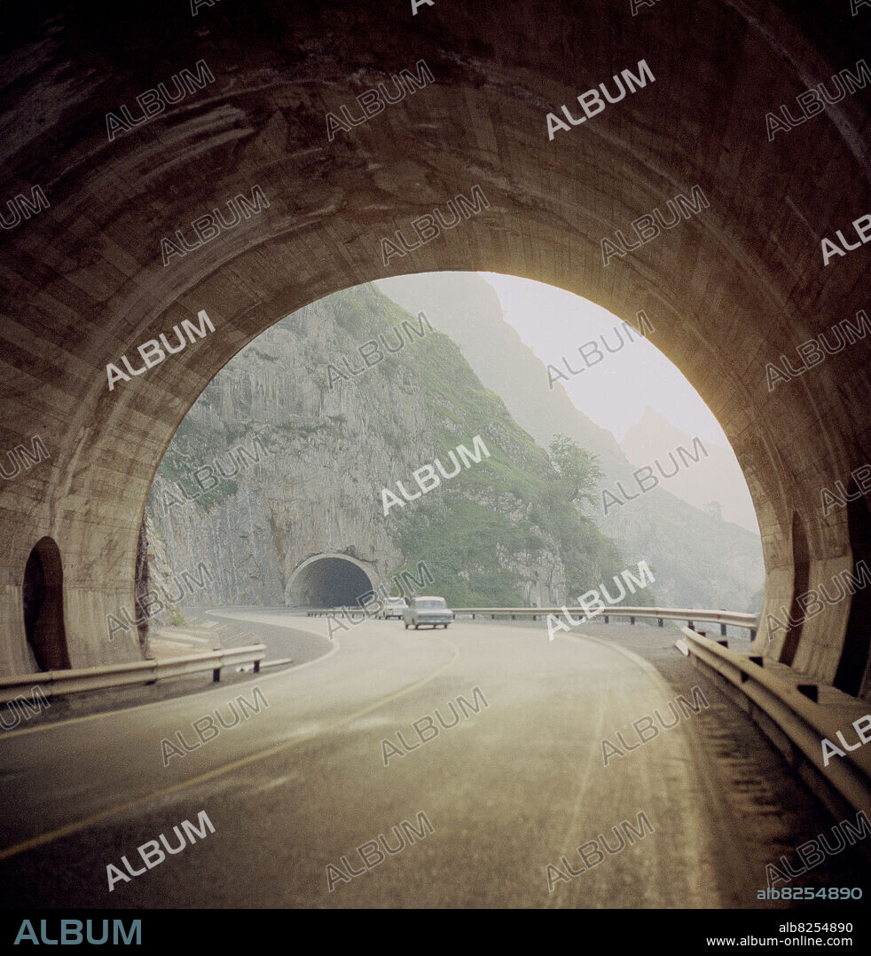 TUNELES DE LA CARRETERA MIERES A OVIEDO - FOTO AÑOS 60.