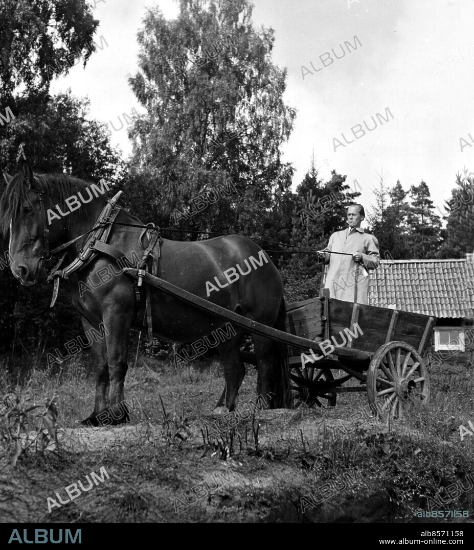 Orig. bildtext... Karl-Erik Flens som äggförsäljare till häst vid insp. av en scen till Husmorsskolan den 5.9-50 på Gällstaö vid Mälaren. Anm. Skådespelare Kärror Vagnar Hönshus Vagnshjul persons: KARL-ERIK FLENS sites: GÄLLSTAÖ;EKERÖ;SVERIGE.