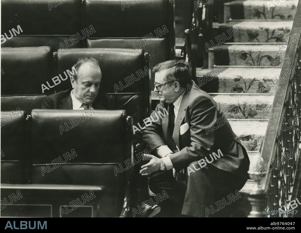 Madrid, 28/2/1985.- José María Ruiz Gallardón habla con Manuel Fraga Iribarne en el Congeso de los Diputados.