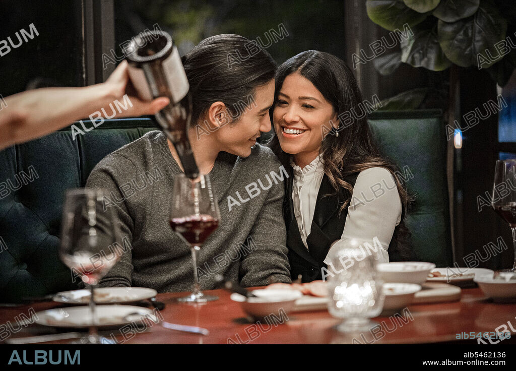 GINA RODRIGUEZ and MANNY JACINTO in I WANT YOU BACK, 2022, directed by JASON ORLEY. Copyright AMAZON STUDIOS.