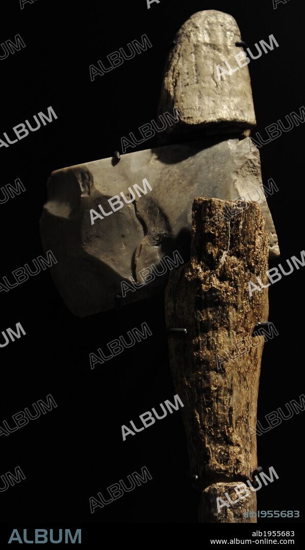 ARTE PREHISTORIA. EUROPA. En el Neolítico se empezaron a usar hachas de sílex pulidas que permitieron cultivar las tierras y talar árboles. HACHA DE SILEX con mango de madera de abedul. Procedente de Arnakkegard, Isla de Selandia, Dinamarca. 3600-3400 a. C. Museo Nacional. Copenhague. Dinamarca.