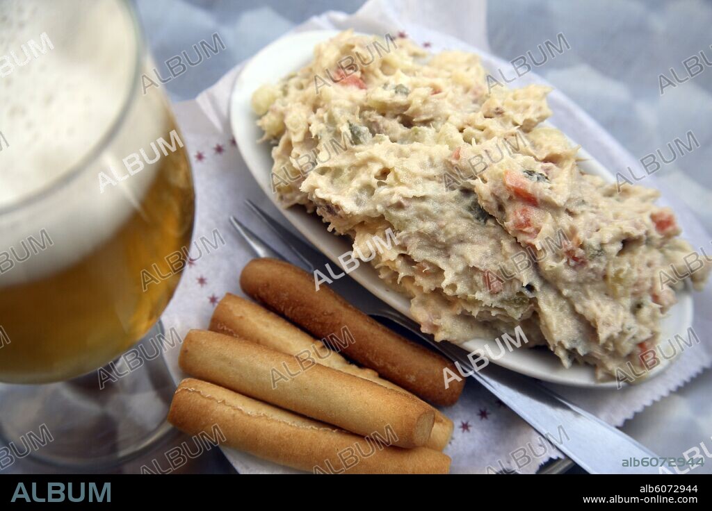 Murcia (capital); tapa de (la considerada) mejor "ensaladilla" de la ciudad en Bar "Gran Via" (junto a Iglesia / Monasterio de Las Claras).