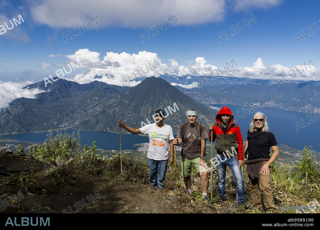 volcán San Pedro, suroeste de la caldera del lago de Atitlán en Guatemala. Tiene una altitud de 3.020, lago de Atitlán ,Guatemala, Central America.