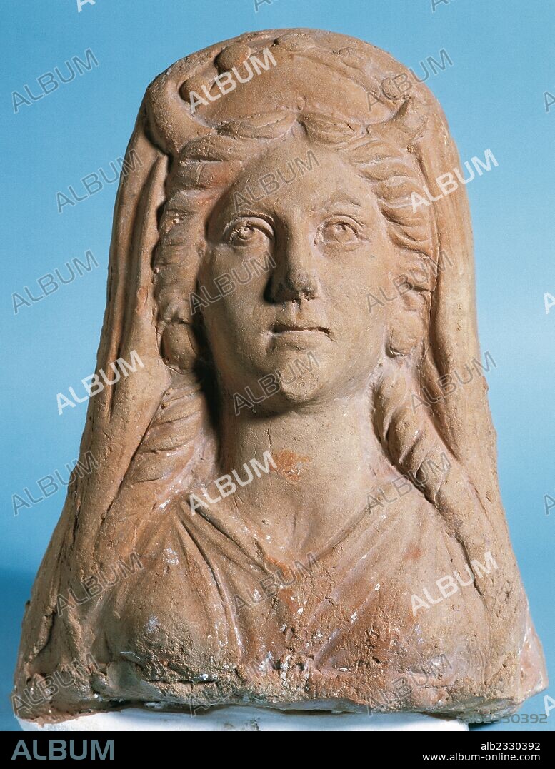 ARTE ROMANO. ESPAÑA. ANTEFIJA DE TERRACOTA. Adorno vertical arquitectónico con la imagen de DIANA diosa romana de la caza, hija de Júpiter y Leto. Representada como la personificación de la Luna. Se identifica con Artemisa, diosa griega. Pieza procedente de Tarragona, antigua Tarraco. Siglo I d. C. Museu Episcopal del Vic. Provincia de Barcelona. Comarca de Osona. Cataluña.