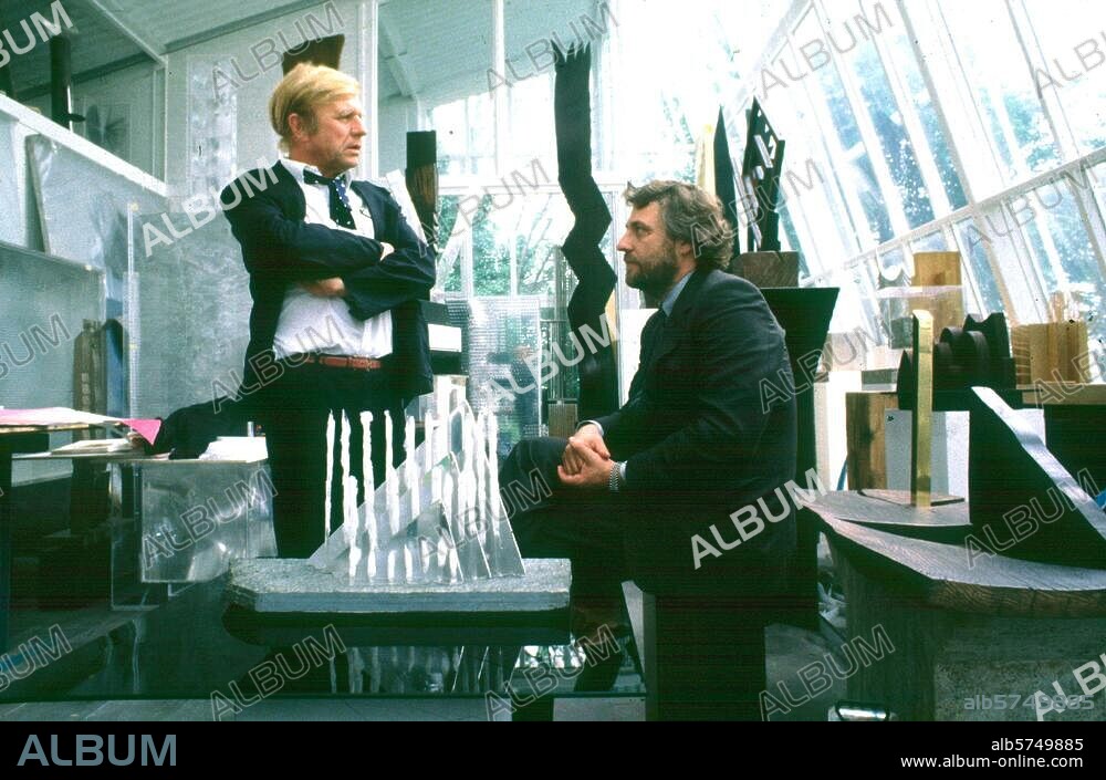 Mack, Heinz (Otto-Heinz); Bildhauer und Maler; geb. am 8.3.1931 in Lollar. Heinz Mack (links) in seinem Atelier in Mönchengladbach im Gespräch mit dem Kunstberater Helge Achenbach. Foto, Juni 1987.