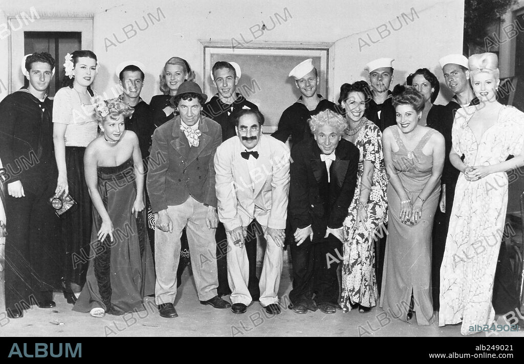 CHICO MARX, GROUCHO MARX, HARPO MARX und THE MARX BROTHERS in MARX BROTHERS - EINE NACHT IN CASABLANCA, 1946 (A NIGHT IN CASABLANCA), unter der Regie von ARCHIE MAYO. Copyright UNITED ARTISTS.