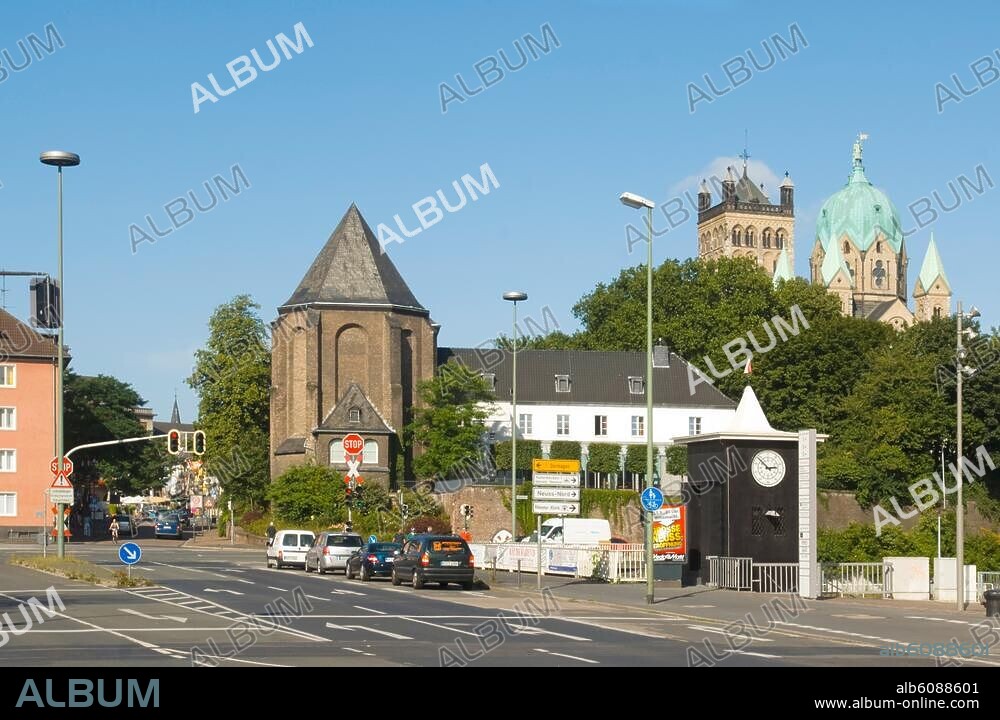 Neuss, Zeughaus (lnks) und das Quirinusmünster, eine der bedeutendsten spätromanischen Kirchen am Niederrhein,.