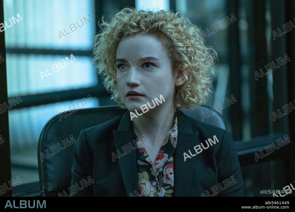 JULIA GARNER in OZARK, 2017, directed by BILL DUBUQE and MARK WILLIAMS. Copyright MEDIA RIGHTS CAPITAL.