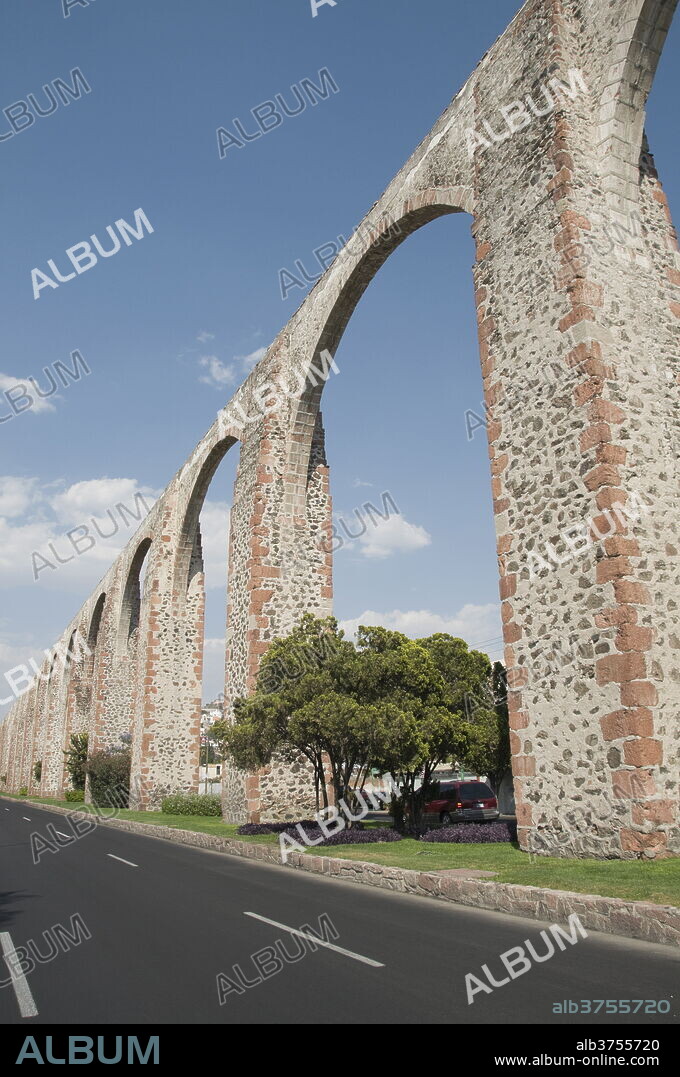 Aqueduct built in the 1720s and 1730s to bring water from nearby springs to Santiago de Queretaro (Queretaro), a UNESCO World Heritage Site, Queretaro, Queretaro State, Mexico, North America.