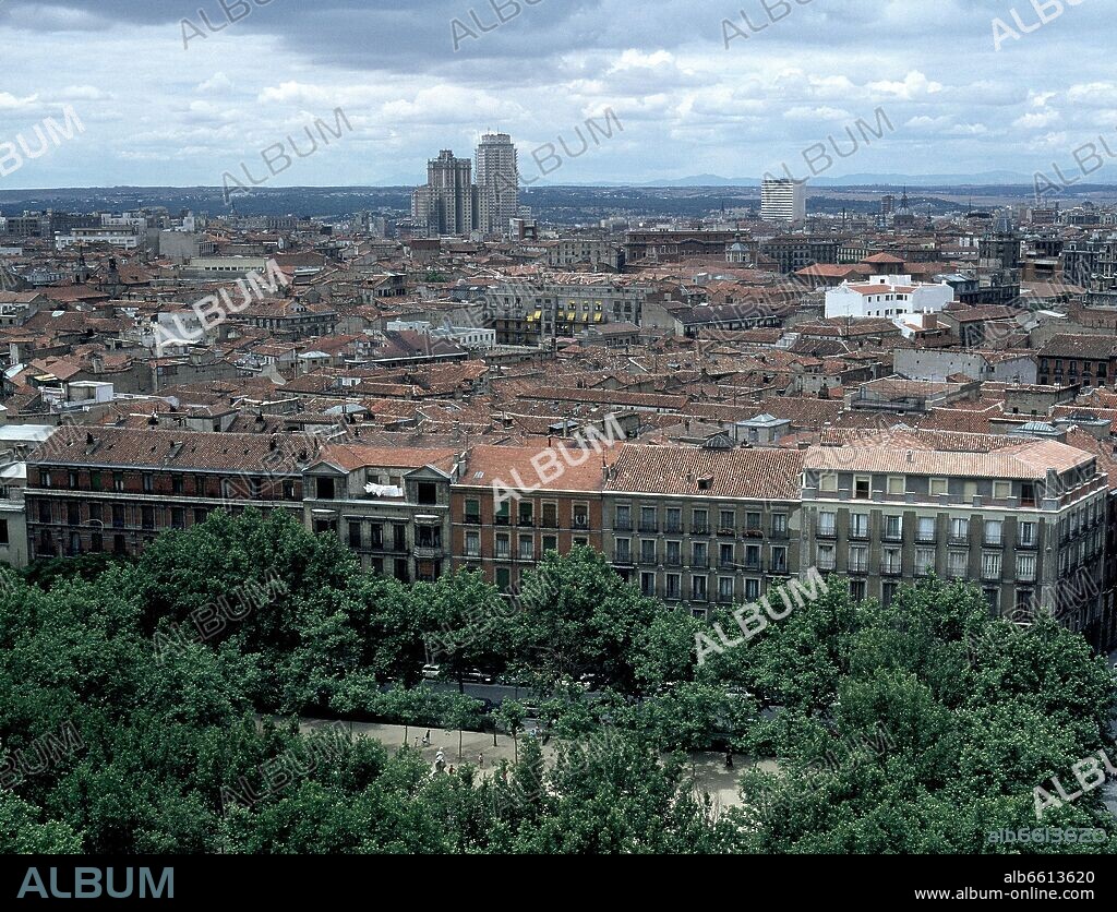 PLAZA DE LA VILLA DE PARIS DESDE LAS TORRES DE COLON.
