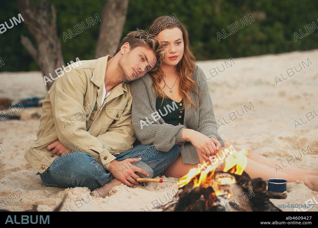 JANNIK SCHUMANN and LUNA WEDLER in CLOSE TO THE HORIZON, 2019 (DEM HORITZONT SO NAH), directed by TIM TRACHTE. Copyright Pantaleon Films / Studiocanal / SevenPictures Film.