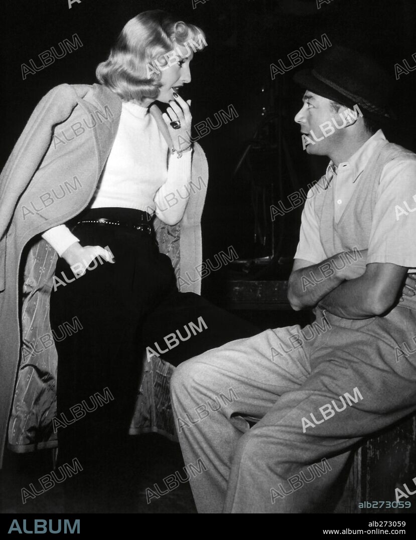 BARBARA STANWYCK y BILLY WILDER en PERDICIÓN, 1944 (DOUBLE INDEMNITY), dirigida por BILLY WILDER. Copyright PARAMOUNT PICTURES.