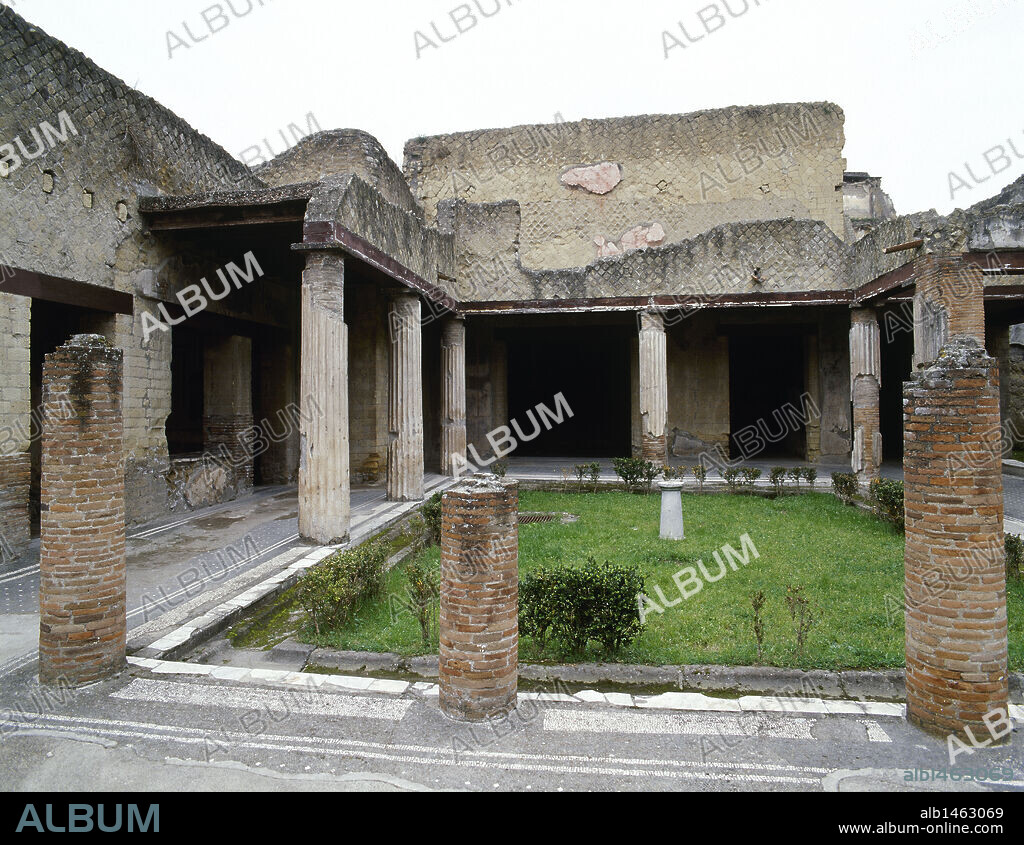 ARTE ROMANO. ITALIA. CASA DEL SALONE NERO. Vista general del exterior del segundo patio de la vivienda. HERCULANO. La Campania.