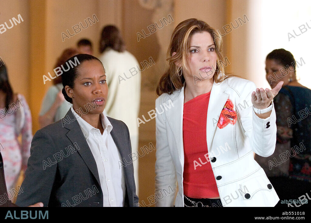 REGINA KING et SANDRA BULLOCK dans MISS CONGENIALITY 2: ARMED AND FABULOUS, 2005, réalisé par JOHN PASQUIN. Copyright WARNER BROS. / MASI, FRANK.