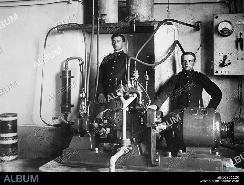 BAIN NEWS SERVICE. Francesco de Bernocchi & his wireless "iconograph", between c1910 and c1915.  Wireless icongraph, a sort of early fax machine will transmit messages, sketches, autographs, shorthand, and other signs.