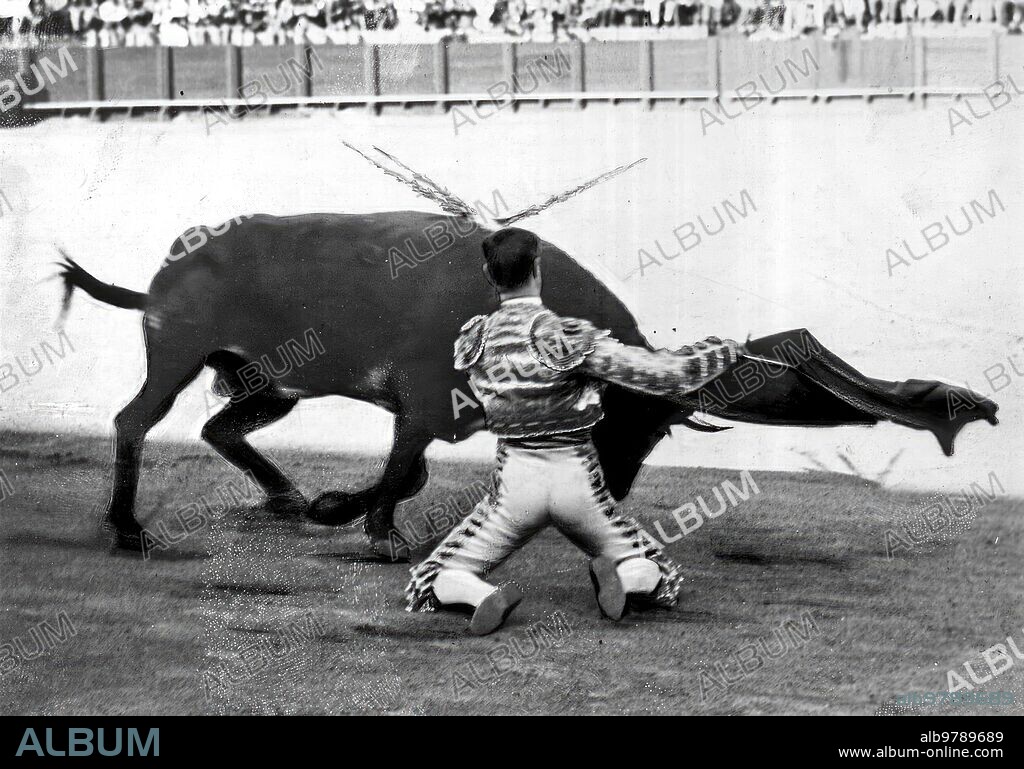 Junio 1912. Sevilla. Bombita Iii en un pase de Rodillas.